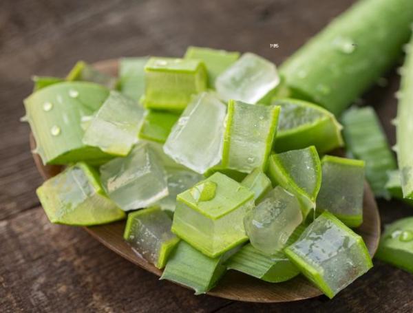 Tiene un alto contenido de vitaminas A, C, E y B12.