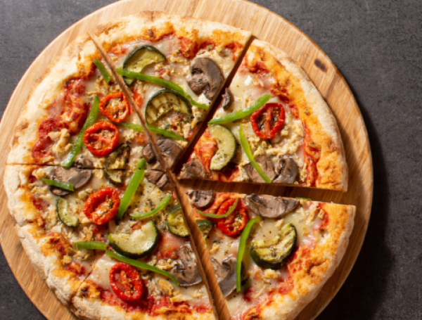Sobre el boulevard Caseros, The Pizza Only True Love ofrece grandes versiones sin proteína animal.