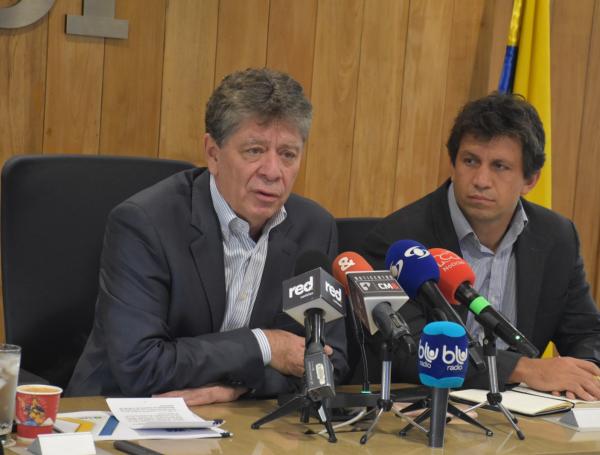 Bruce Mac Master, presidente de la Andi y  XXXX, durante la rueda de prensa en la que se presentó la encuesta de percepción de la reforma pensional.