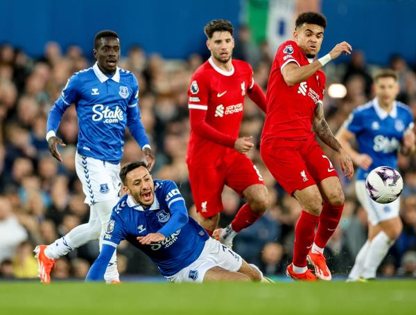 Luis Díaz en el partido contra Everton.