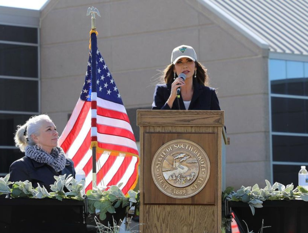 Kristi Noem en un evento público.