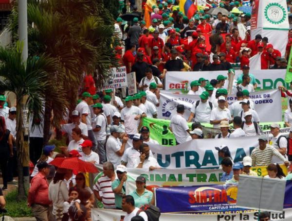 Sindicatos de trabajadores, estudiantes y pensionados marcharon de manera pacífica por las calles de Medellín.
Sindicatos de trabajadores, estudiantes y pensionados marcharon de manera pacífica por las calles de Medellín.