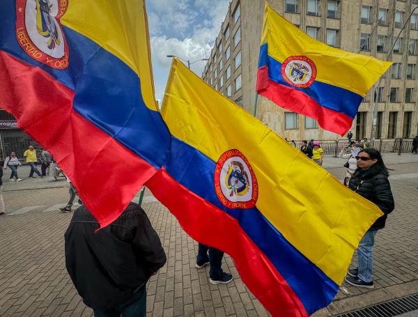 Este miércoles primero de mayo movilizaciones en varios puntos de Bogotá durante la conmemoración del Día Internacional del Trabajo. Manifestantes salieron a marchar sobre la cr 7 en el centro de la capital. Bogotá 1 de mayo del 2024 Foto MAURICIO MORENO CEET EL TIEMPO @mauriciomorenofoto