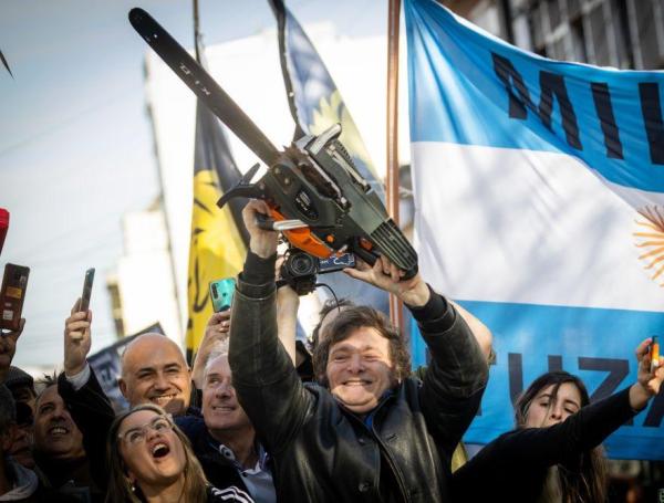 Milei en una de las imágenes más polémicas que dio durante la campaña presidencial, con una motosierra. 