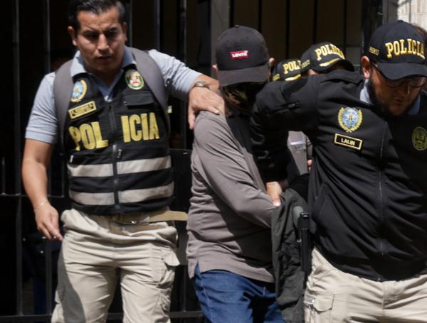 Policías y fiscales capturan a Nicanor Boluarte (C), hermano de la presidenta peruana Dina Boluarte.