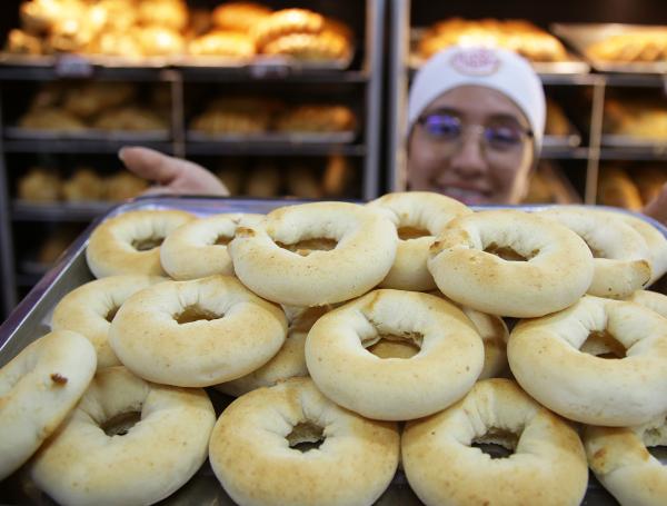 El pandebono de Colombia fue elegido internacionalmente como el mejor pan del mundo por el la guía gastronómica Taste Atlas con una calificación de 4.6 estrellas sobre 5. Lo siguen panes de Brasil, Chile, Bolivia y Ucrania. Este pan, hecho con almidón de yuca, fécula de maíz, queso y  huevo, es el más vendido y consumido en Cali y el Valle del Cauca.