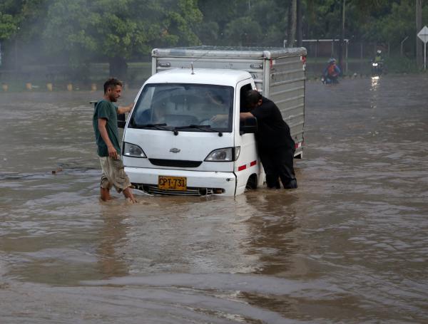 Cali, Colombia 15 mayo 2024
Grave emergencia en el norte y centro de Cali por fuertes lluvias que colapsaron las vías, provocando inundaciones, caída de árboles y que cientos de vehículos quedaran atrapados en las aguas.