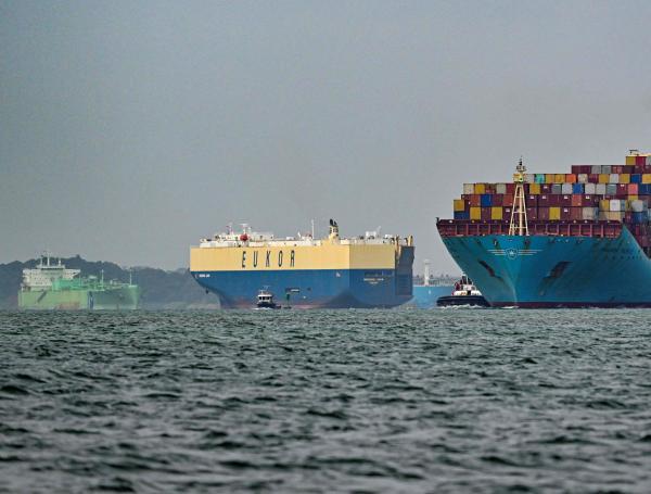 Buques de carga en las aguas del Canal de Panamá.