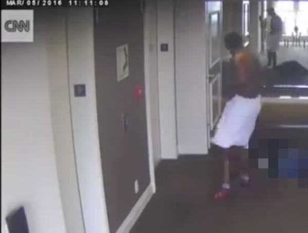 Sean 'Diddy' Combs golpeando a Cassie Ventura