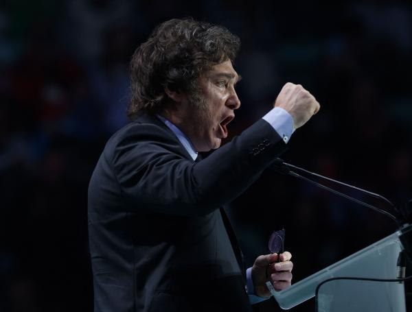El presidente de Argentina, Javier Milei, pronuncia un discurso en el escenario durante el mitin 'Europa Viva 24' del partido de extrema derecha español Vox en Madrid el 19 de mayo de 2024.