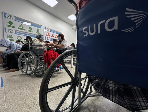 Este martes, 28 de mayo, la EPS Sura anunció que ha solicitado su retiro del sistema de salud en Colombia, luego de intentar encontrar sin éxito soluciones al desfinanciamiento progresivo del sistema que afecta a toda la cadena de valor. Durante una rueda de prensa, Juana Francisca Llanos, presidenta de Suramericana aseguró que esta era "la decisión más difícil" que han tenido que tomar como compañía.