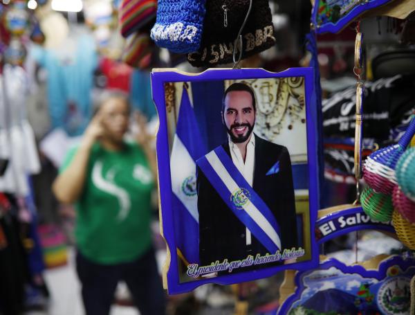 Cuadro con el retrato del presidente Nayib Bukele.