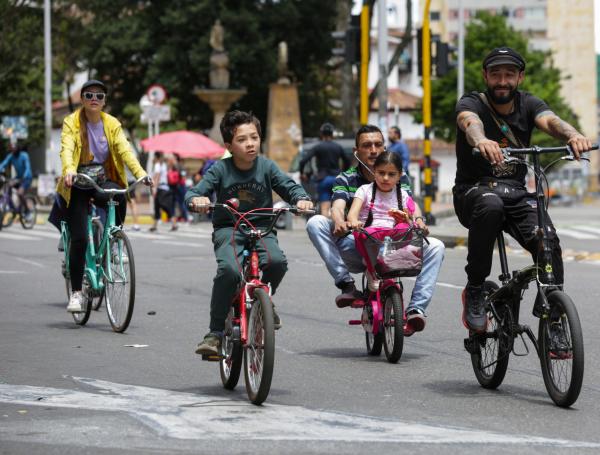 Bogotá 03 de Junio 2024.
Miles de capitalino salieron a la tradicional ciclovía durante este lunes festivo en Colombia.  Bogotá cuenta con más de 600 kilómetros de cicloruta, y qué mejor manera para celebrar el Día Mundial de la Bicicleta, que salir a rodar en la conmemoración de sus 6 años de creación en la capital.