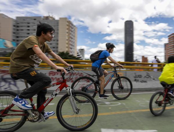 Bogotá 03 de Junio 2024.
Miles de capitalino salieron a la tradicional ciclovía durante este lunes festivo en Colombia.  Bogotá cuenta con más de 600 kilómetros de cicloruta, y qué mejor manera para celebrar el Día Mundial de la Bicicleta, que salir a rodar en la conmemoración de sus 6 años de creación en la capital.