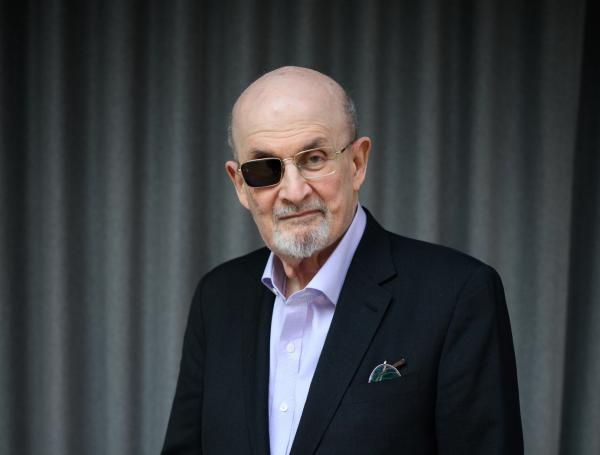 Rushdie tiene una frase genial, una vez recibe las puñaladas, solo piensa en su bonito traje Ralph Lauren.