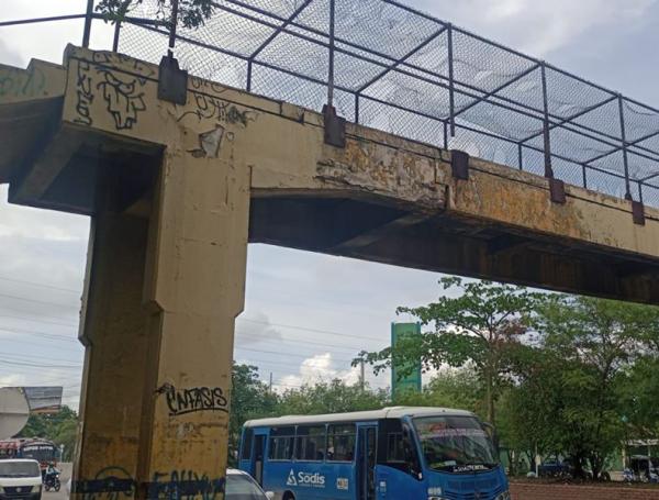 Puente peatonal colegio Inem fue cerrado por mal estado.