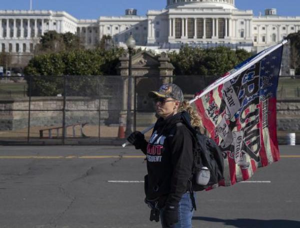 Seguidores de QAnon buscaron tratamiento tras la salida de Trump de la presidencia. 
