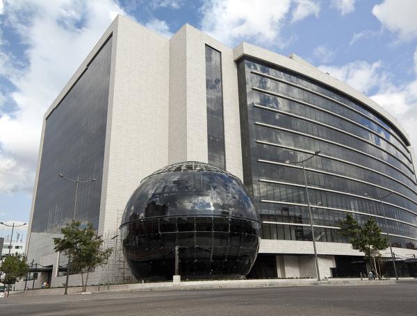 Autoridades evacuaron el Centro Comercial Gran Estación por amenaza de paquete bomba.