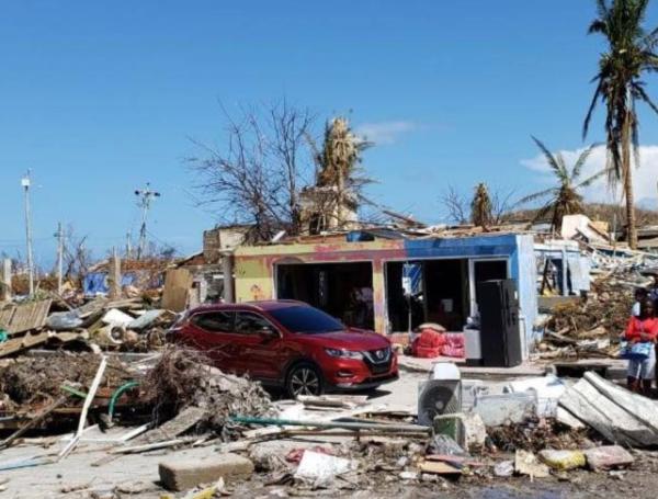El centro de Providencia lucía así, con las personas intentando movilizar ayudas en medio de las ruinas.