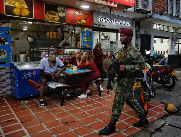 Cali Colombia 16 de junio de 2024 
En cumplimiento del compromiso con los jamundeños, este fin de semana se puso en marcha una Caravana de Seguridad como parte de la estrategia liderada por la Gobernación del Valle del Cauca, la Policía Nacional, el Ejército y el Gaula, para garantizar la tranquilidad en el territorio.
Con la presencia de 132 policías de diferentes especialidades, así como soldados del Batallón Pichincha y unidades de tránsito se adelantan controles en diferentes sectores del municipio.
Fotos Santiago Saldarriaga Quintero / EL TIEMPO