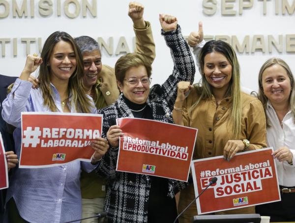 En primer debate de la Comisión VII de la cámara de representantes fue aprobada la reforma laboral. En el debate hicieron presencia Gloria Inés Ramírez, ministra de trabajo ; Jaime Dussan, director de Colpensiones.