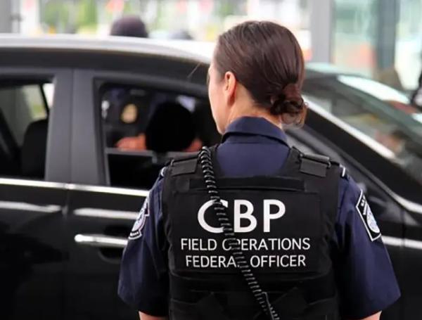 La CBP detuvo a un hombre que intentaba ingresar al país con tarjetas robadas