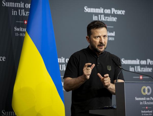 El presidente Volodymyr Zelensky de Ucrania habla durante la conferencia de prensa de clausura de Ucrania en la Cumbre sobre la Paz en Ucrania en Stansstad.