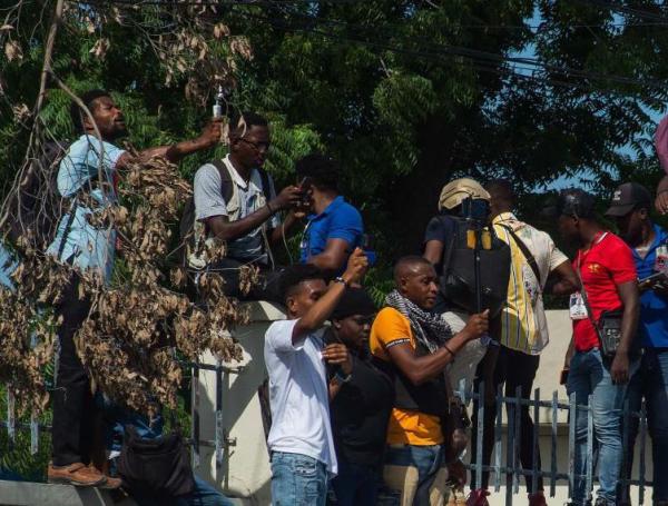 Un grupo de residentes se congregaron para dar la bienvenida a los policías kenianos en Haití.