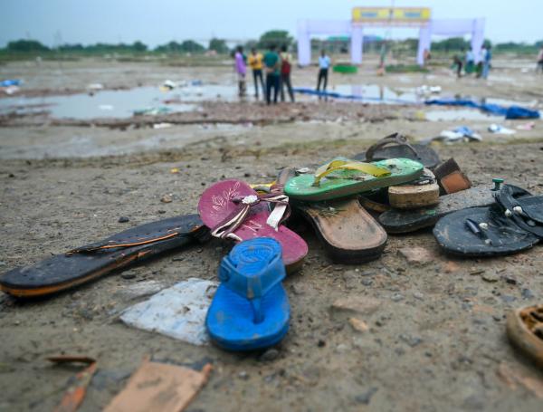 Zapatos en el lugar de una estampida en Hathras, en el estado indio de Uttar Pradesh.