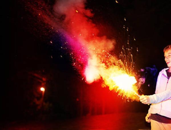 Adolescente jugando con fuegos artificiales