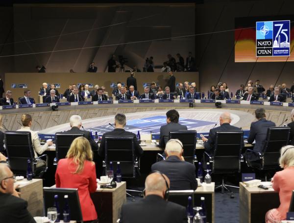 Jefes de Estado participan durante una reunión de la OTAN este jueves en el Centro de Convenciones Walter E. Washington en Washington