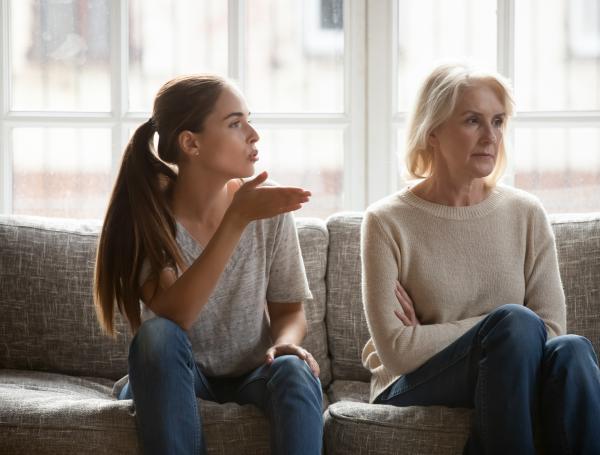 Los hijos adultos manipuladores parecen respetuosos cuando están buscando algo de su madre o padre, pero toman acciones pasivo-agresivos si rechazan su solicitud.