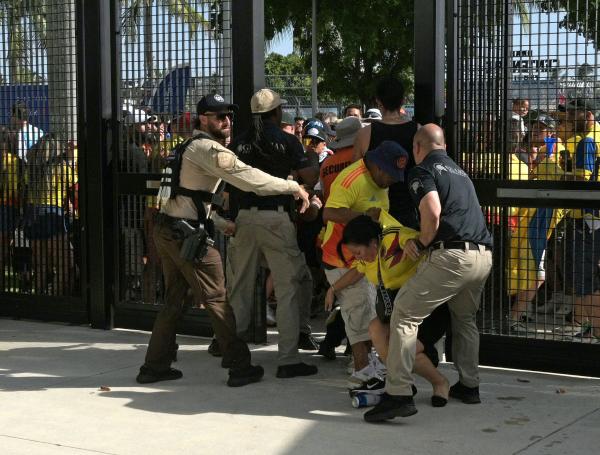 Policías retienen a hinchas en la final de la Copa América