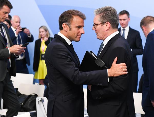 Emmanuel Macron, presidente de Francia, izquierda, y Keir Starmer, primer ministro del Reino Unido, durante la sesión plenaria de clausura de la reunión de la Comunidad Política Europea (EPC) en el Palacio de Blenheim, cerca de Oxford, Reino Unido.