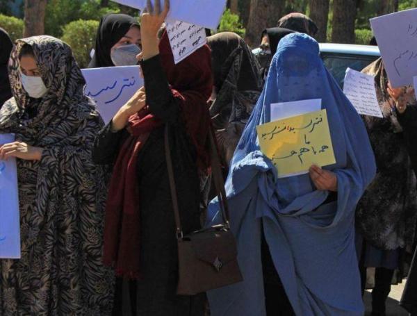 Mujeres afganas protestando en Herat en septiembre de 2021 y pidiéndoles a los talibanes que permitan que sus hijas sigan yendo a la escuela.