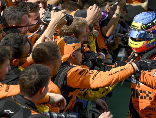 El australiano Oscar Piastri celebra su primera victoria en la F1.