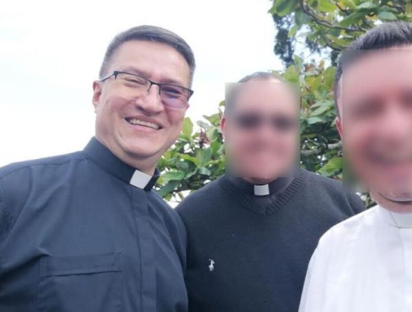 El padre Darío Valencia con dos amigos sacerdotes.