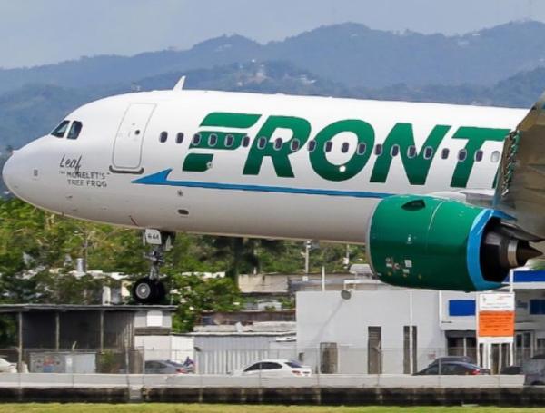 Avión de Frontier Airlines emprendiendo vuelo