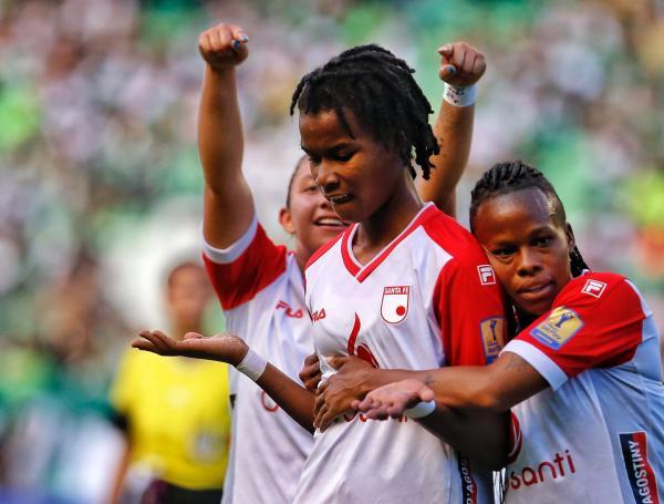 Deportivo Cali e Independiente Santa Fe, se enfrentan cara a cara este domingo en la primera final de la Liga Femenina Betplay 2024, duelo que se disputa en el estadio Palmaseca, hoy 11 de agosto de 2024.
Fotos Santiago Saldarriaga Quintero / EL TIEMPO  Crédito: CEET Fotógrafo: SANTIAGO SALDARRIAGA