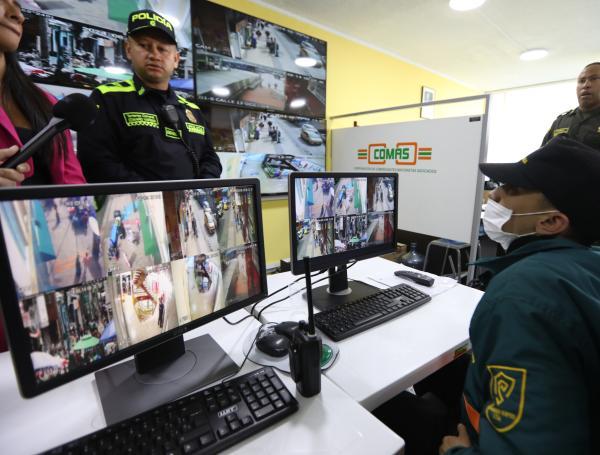 Comerciantes de san Victorino lanzan campaña para prevenir los robos en el comercio, con más de 40 cámara de vigilancia que son monitoreadas las 24 horas buscan combatir la delincuencia. Muchas de ellas están conectadas con el C4 y en articulación con la policía vigilan el sector Bogotá 14 de agosto del 2024 Foto MAURICIO MORENO CEET EL TIEMPO @mauriciomorenofoto