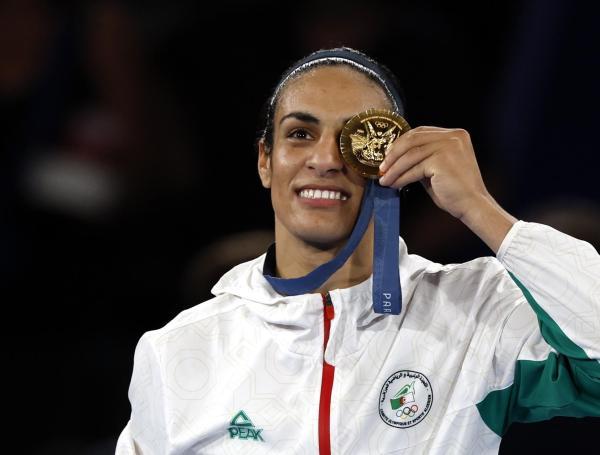 La ganadora de la medalla de oro, Imane Khelif, de Argelia, posa en el podio de la categoría final femenina de 66 kg de las competiciones de boxeo de los Juegos Olímpicos de París 2024 en Roland Garros en París (Francia).