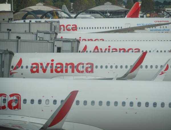 Afectados esperan respuestas por parte de diferentes aerolíneas para ser reubicados en diferentes vuelos , tras el incidente presentado en la pista del aeropuerto El Dorados anoche que dejó una avión averiado en su tren de aterrizaje. Bogotá 16 de agosto del 2024 . Foto MAURICIO MORENO CEET EL TIEMPO