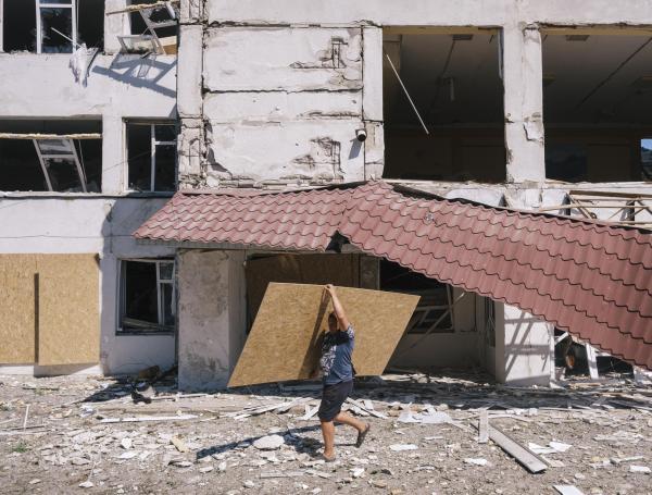 Sumy (Ukraine), 18/08/2024.- Materials to begin repairs are brought to the school building which was destroyed by two Russian glide bombs overnight 17 August 2024 in the village of Yunakivka, 9 kilometers from the border with Russia in the Sumy region, Ukraine, 18 August 2024 amid the Russian invasion. There is no electricity or water supply in the village due to the permanent shelling by Russian forces. Ukrainian troops have advanced 35 kilometers with battles, taken control of 1,150 square kilometers of the territory of the Russian Federation and 82 settlements since the beginning of the operation in the Kursk region on 06 August 2024 according to the report of the Commander-in-Chief of the Ukrainian Armed Forces Oleksandr Syrskyi at the meeting of the Staff on 15 August 2024. Russian troops entered Ukrainian territory on 24 February 2022, starting a conflict that has provoked destruction and a humanitarian crisis. (Rusia, Ucrania) EFE/EPA/GEORGE IVANCHENKO