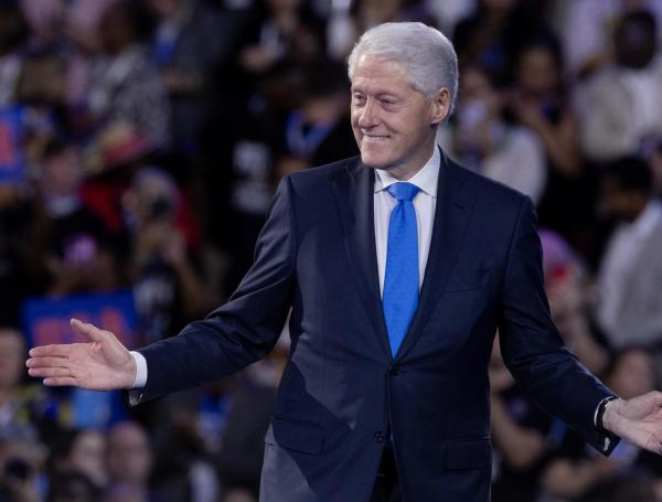 El expresidente estadounidense Bill Clinton tras pronunciar un discurso durante la tercera noche de la Convención Nacional Demócrata