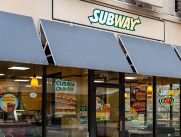 Los trabajadores de Subway reclaman por quedarse sin empleo repentinamente