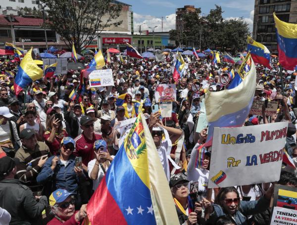 Ciudadanos venezolanos se manifiestan en Bogotá contra los resultados de las elecciones.