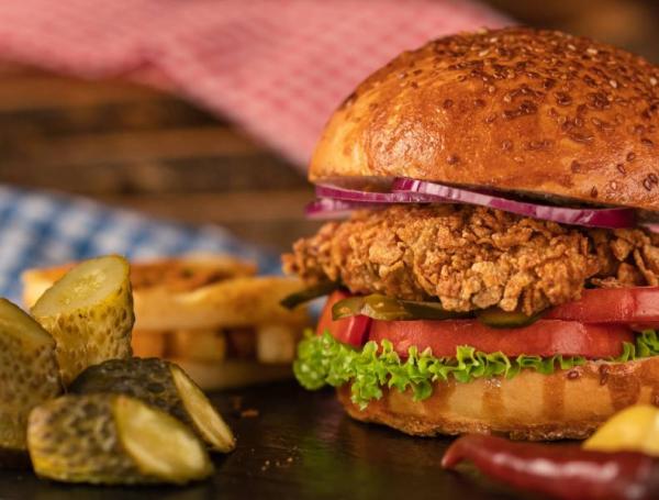 Las hamburguesas deben ser consumidas con las manos y no con cubiertos.