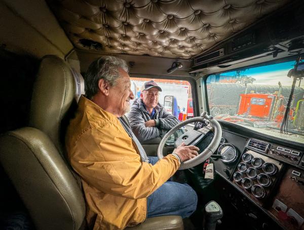 Comienzan a llegar transportadores con sus vehículos a la calle 13 en Fontibón para realizar una movilización en Bogotá y protestar por el alza del combustible de la cual serán objeto para ajustar los precios de galón de acpm por parte del Gobierno Nacional . Bogotá 30 de agosto del 2024. Foto MAURICIO MORENO CEET EM TIEMPO @mauriciomorenofoto