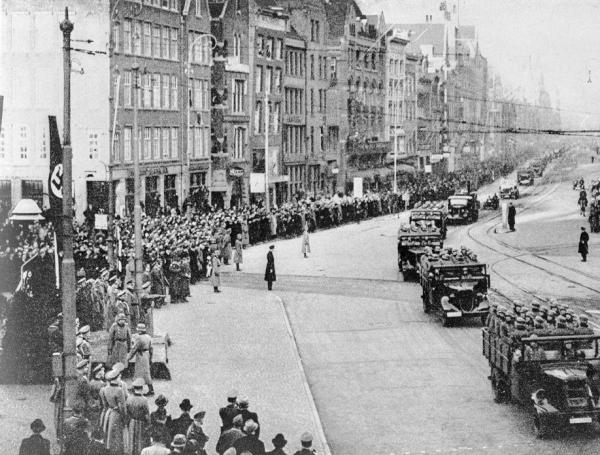Tropas nazis circulando por una calle principal de Ámsterdam. La imagen fue tomada alrededor de 1940.