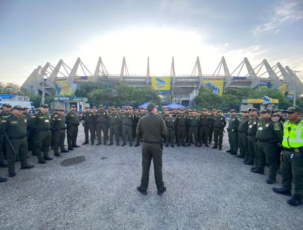 La Policía Metropolitana de Barranquilla mantiene un plan de seguridad en los alrededores del estadio Metropolitano.
